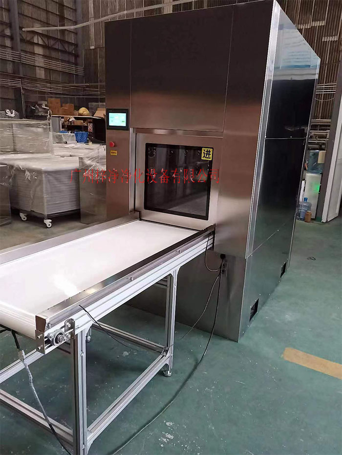 輸送帶傳遞窗還可吹淋被傳遞物品的表面，防止物品可能攜帶塵埃進(jìn)入潔凈室。