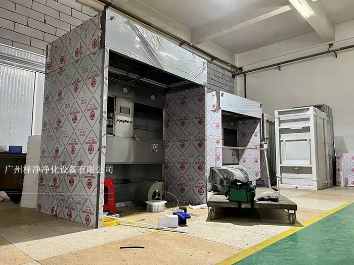 負壓稱量室在制藥行業(yè)中，潔凈室是確保藥品生產(chǎn)過程符合衛(wèi)生標準的重要設(shè)施。
